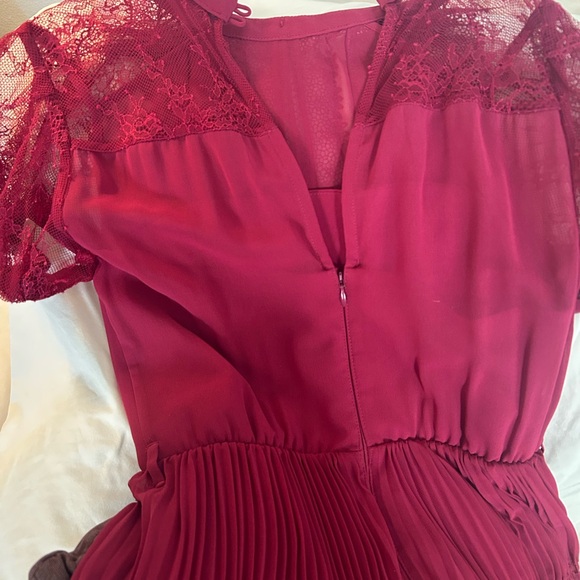 Only worn once SELF PORTRAIT LACE TRIM PLEATED MIDI DRESS in burgundy - size 2! - Picture 9 of 12